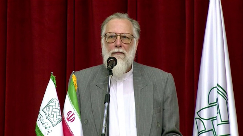 Iranpress: American philosopher honoured in special ceremony at Qom