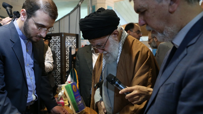 Leader visits Tehran International Book Fair