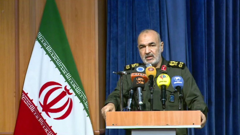 Iranpress: اللواء سلامي يكشف عن معلومات هامة حول صواريخ ايران 