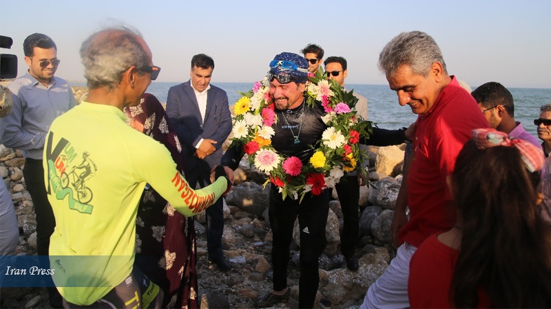 Iranpress: Iranian tourist swims across Hormuz Strait