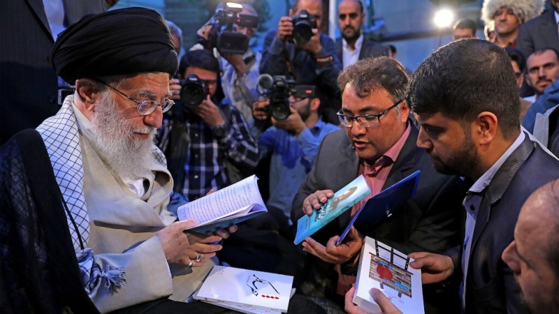 ایران برس: قائد الثورة يستقبل حشداً من الشعراء وأساتذة الادب الفارسي 