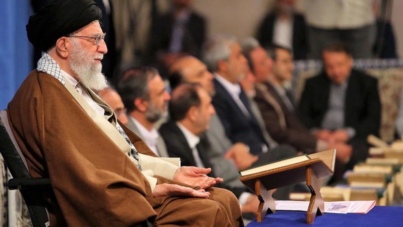Iranpress: قائد الثورة يؤكد وجوب الصمود بوجه الطواغيت والكفار