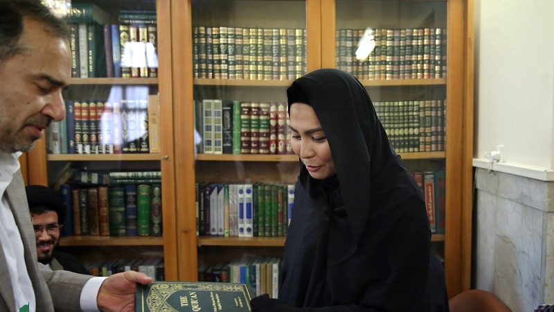 Iranpress: إعتناق إمرأة بوذية للإسلام