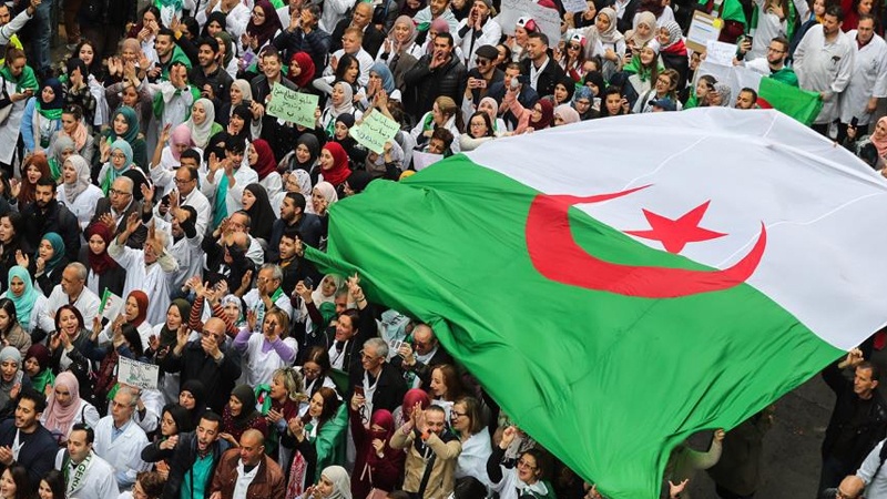 Iranpress: الجزائر .. تظاهرات حاشدة للمطالبة بتنحية رموزِ النظام السابق