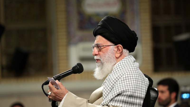 Iranpress: قائد الثورة الاسلامية: فلتثقوا بأنّكم ستشهدون زوال أعداء البشرية أي إسرائيل والحضارة الأمريكية المنحطّة