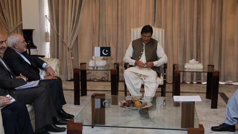 Iranpress: ظريف يلتقي برئيس وزراء باكستان
