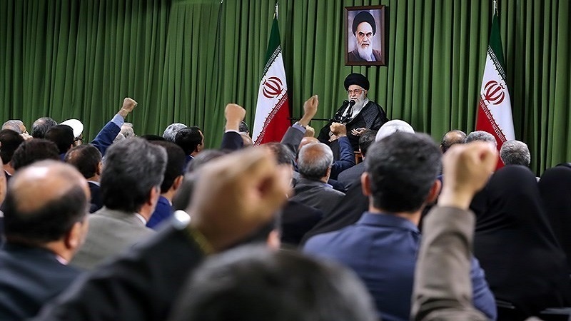 Iranpress: قائد الثورة الإسلامية الإيرانية يستقبل حشدًا من المسؤولين في البلاد