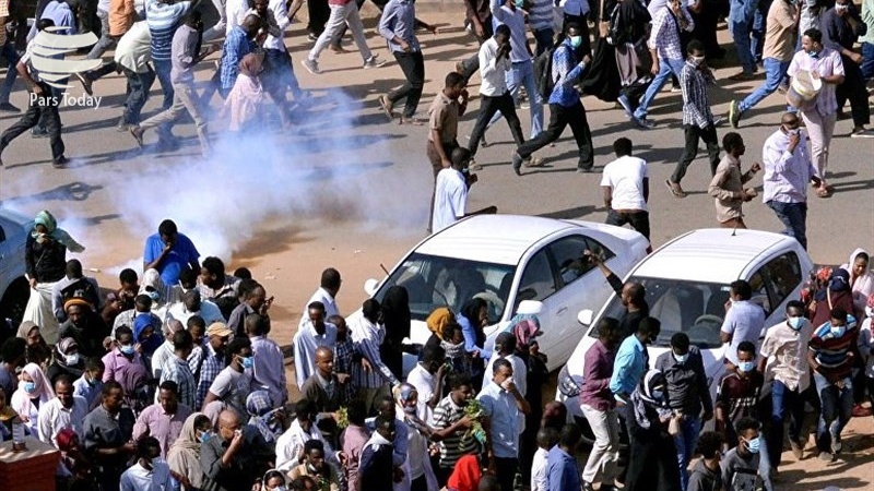 Iranpress: مقتل ضابط وخمسة محتجين وإصابة عدد كبير من المدنيين في الخرطوم