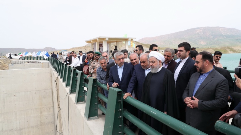 Iranpress: Rouhani opens tropical water project in Kermanshah