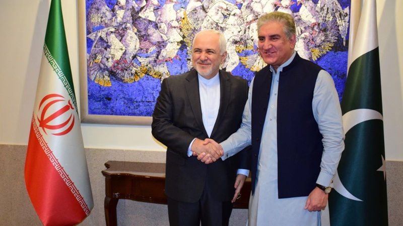 Iranpress: ظريف يبحث مع نظيره الباكستاني سبل تطوير العلاقات الثنائية