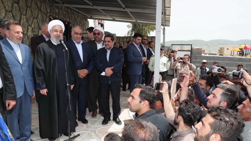 Iranpress: President meets with people of Darreh Jaleh, Kermanshah
