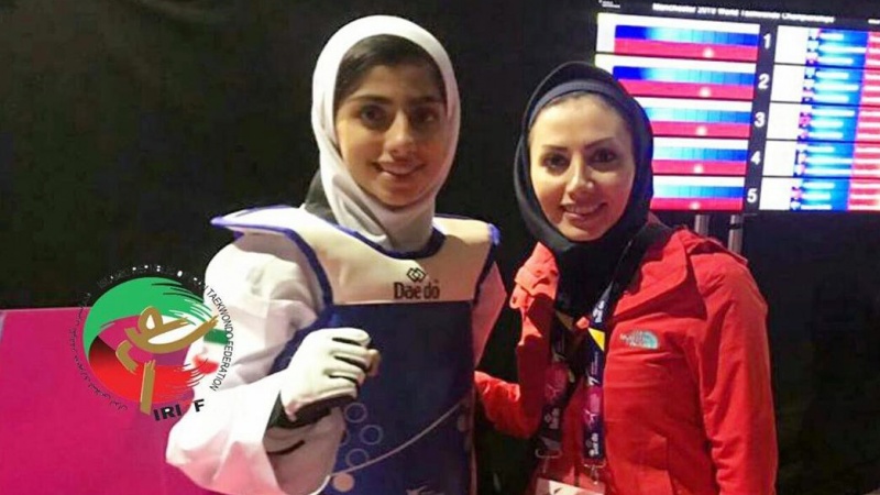 Iranpress: فتاة إيرانية تفوز بالميدالية الفضية في مسابقات التايكواندو