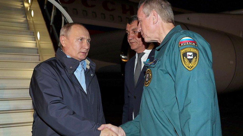 Iranpress: Putin travels to flood hit Siberia
