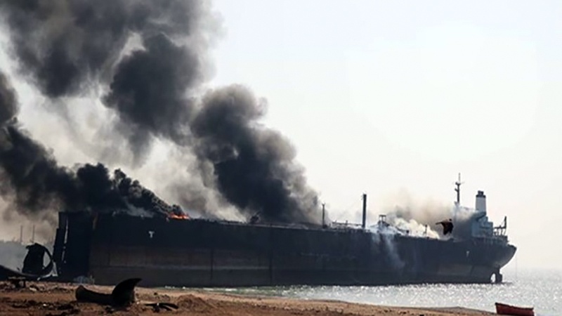 Iranpress: تعرض ناقلتي نفط عملاقتين لانفجارات في خليج عمان