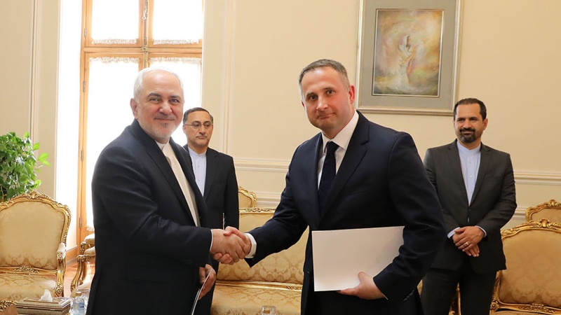 Iranpress: New Polish ambassador submits his credentials to Zarif