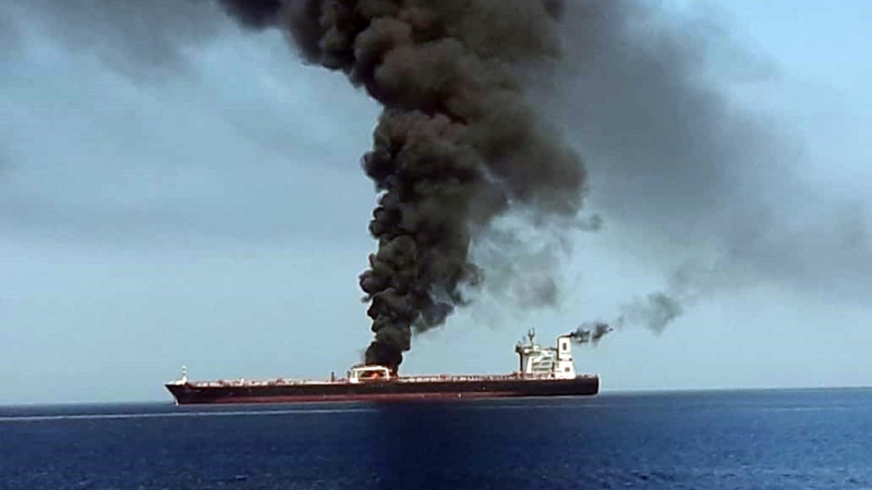 Iranpress: تفاصيل إنقاذ طاقم الناقلتين المحترقتين في بحر عمان