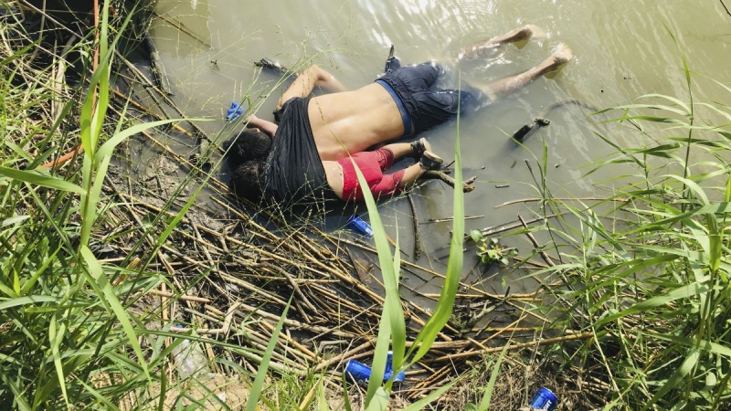 Iranpress: Drowned father and daughter shocking picture shows the human cost of migration to US