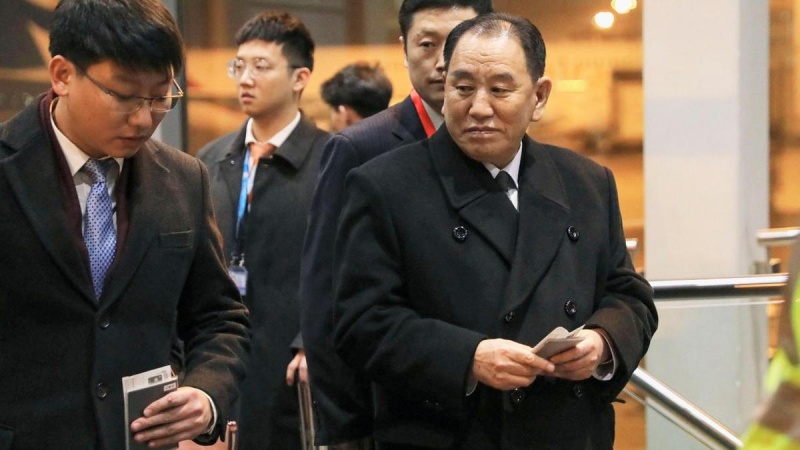 Iranpress: North Korean FM pictured with the leader