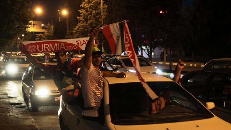 Iranpress: Urmians celebrate after Iran volleyball victory against Poland