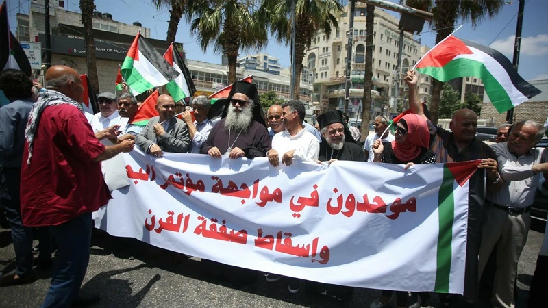 Iranpress: فلسطينيون يتظاهرون في رام الله وغزة رفضا لمؤتمر البحرين