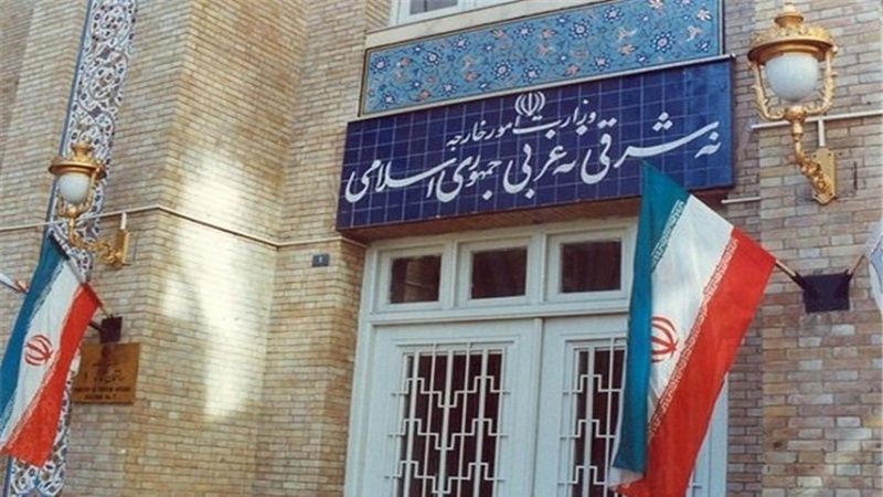 Iranpress: الخارجية الايرانية تستدعي السفير البريطاني في طهران