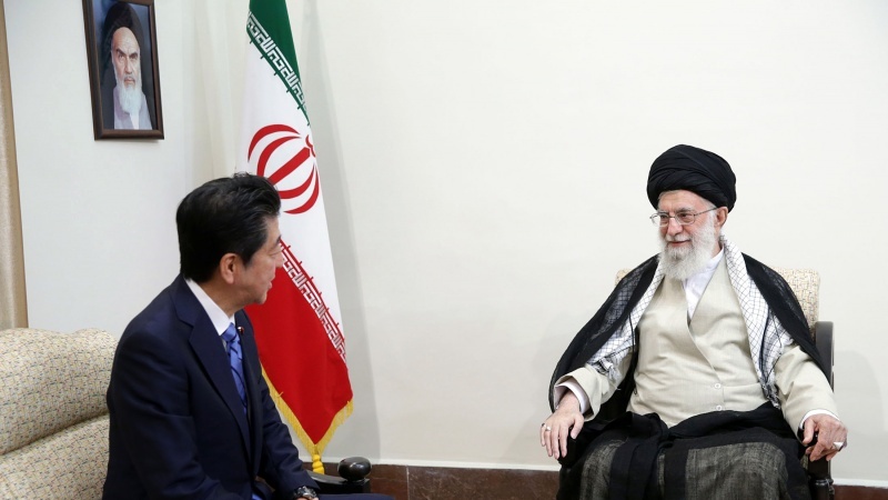 Iranpress: قائد الثورة يستقبل رئيس الوزراء الياباني
