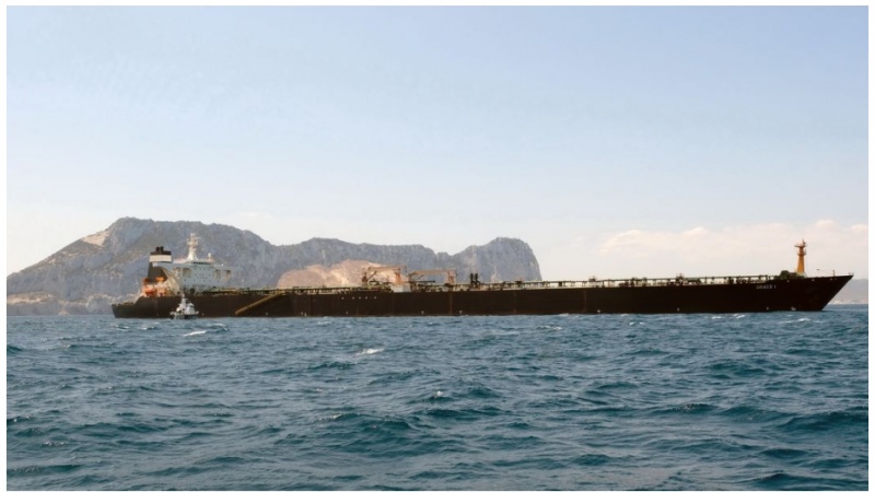Iranpress: إعتقال قبطان ناقلة النفط الإيرانية في مضيق جبل طارق