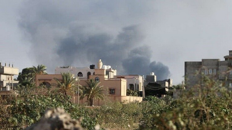 Iranpress: 12 قتلى وجرحى في غارة لطيران قوات حفتر على العاصمة الليبية