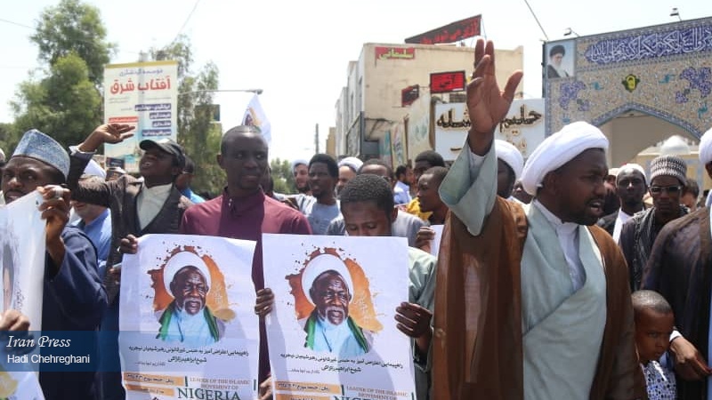 Iranpress: Photo: Nigerian seminary students demonstrate to support Sheikh Zakzaki