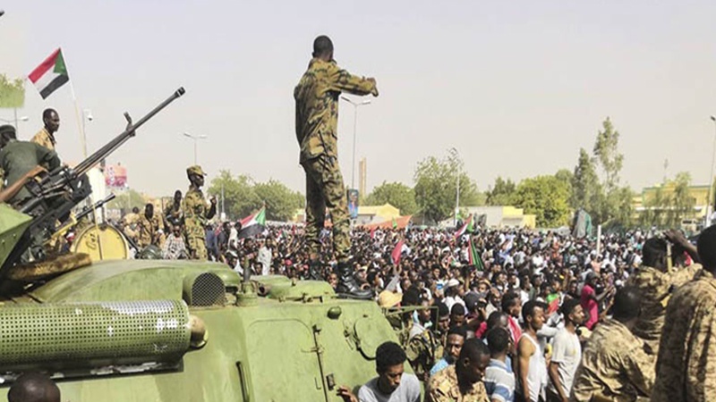 Iranpress: قتلى وجرحى خلال اشتباك الشرطة السودانية مع المتظاهرين
