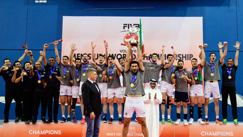 Iranpress: المنتخب الإيراني للكرة الطائرة للشباب يتوج بطلا في كأس العالم
