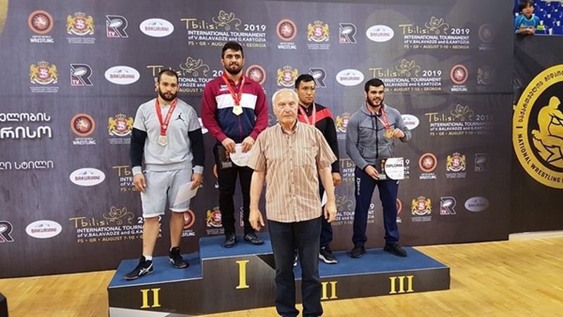 Iranpress: 9 ميداليات ملونة من نصيب المصارعين الإيرانيين في بطولة جورجيا