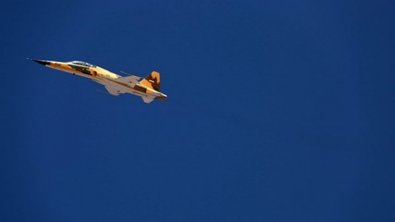 Iranpress: تحطم طائرة حربية إيرانية بسبب عطل فني