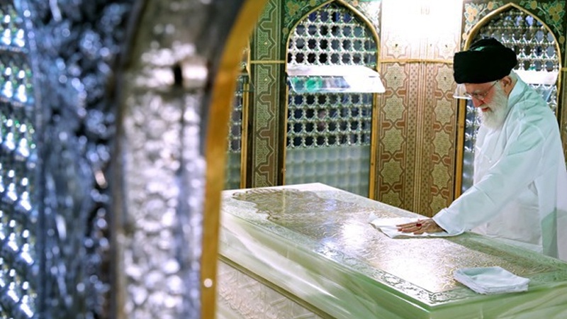 Iranpress: إقامة مراسم إزالة الغبار عن ضريح الإمام الرضا (ع)