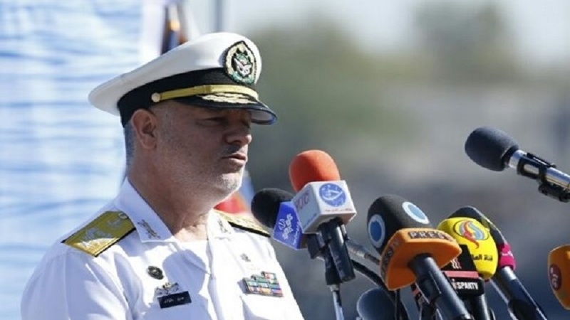 Iranpress: قائد البحرية الايرانية يحذر القوات المعادية من البقاء في الخليج الفارسي