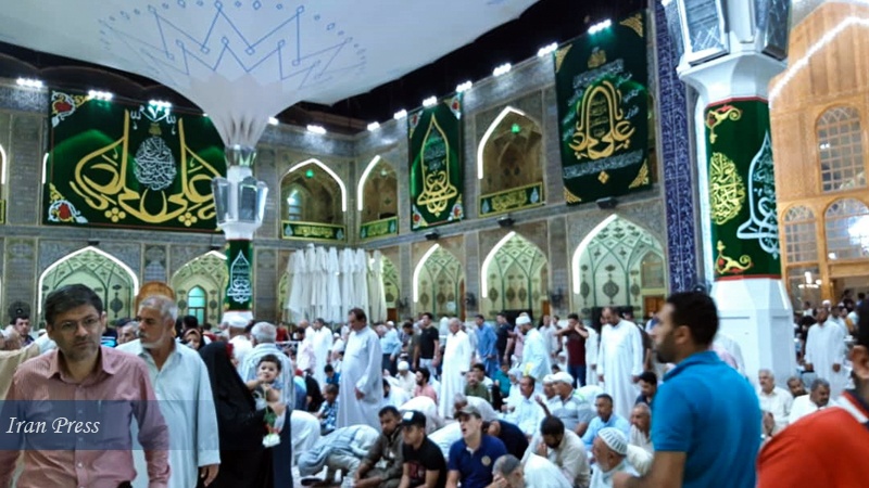 Iranpress: عشاق آل البيت يتوافدون على مرقد الإمام علي (ع) لاحياء عيد الغدير