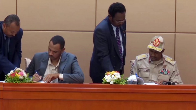 Iranpress: السودان .. التوقيع على الاتفاق النهائي بين "العسكري" وقوى "التغيير"