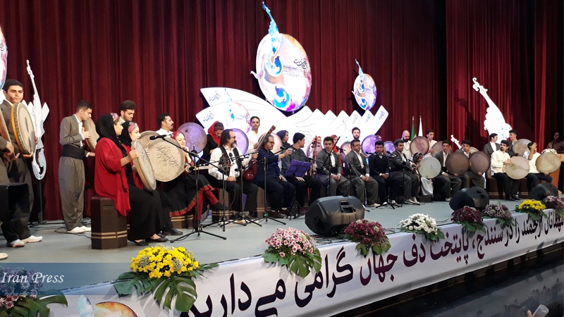 Iranpress: تألق ضاربي الدف الايرانيين في مهرجان الدف الدولي في سنندج