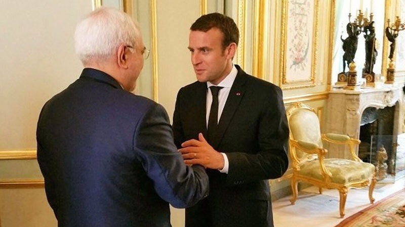 Iranpress: ظريف يلتقي الرئيس الفرنسي 