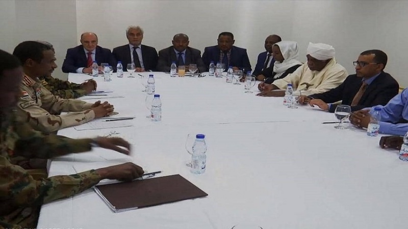 Iranpress: السودان: الاتفاق على غالبية بنود الاعلان الدستوري بين العسكري والحرية والتغيير