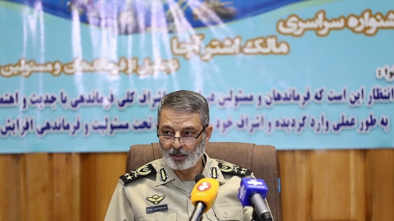 Iranpress: القائد العام للجيش الإيراني: لن تكون المنطقة آمنة للقراصنة