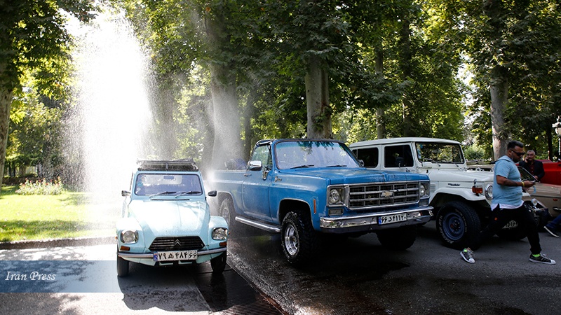 Iranpress: إنطلاق الرالي السياحي للسيارات القديمة في طهران