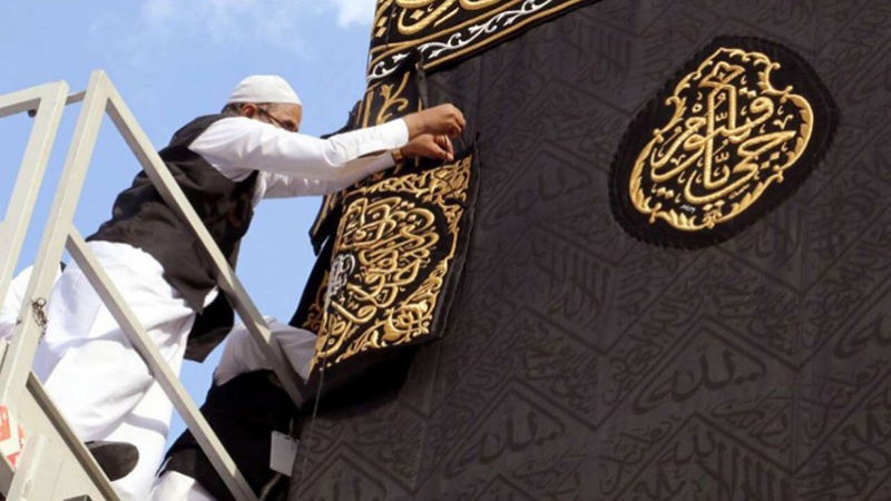 Iranpress: The Curtain of Holy Kaaba changes