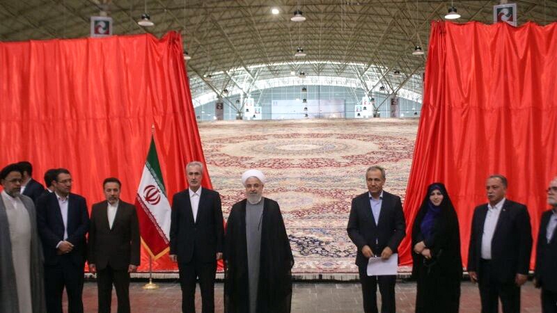 Iranpress: افتتاح معرض السجاد اليدوي في تبريز بحضور الرئيس روحاني 