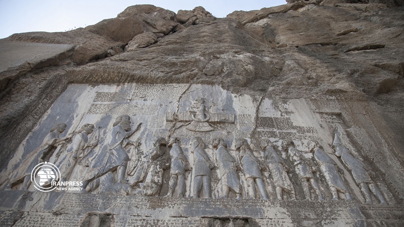 Iranpress: لوح "بيستون" الأثري؛ رمز الهوية الإيرانية وتأريخها