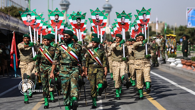 Iranpress: استعراض عسكري للقوات المسلحة في اصفهان 