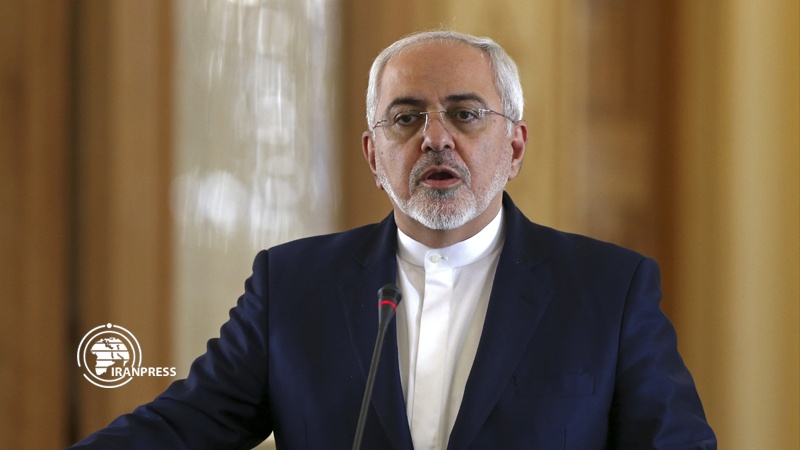 Iranpress: ظريف: واشنطن من خلال فرض الحظر تجعل المفاوضات مع ايران مستحيلة 