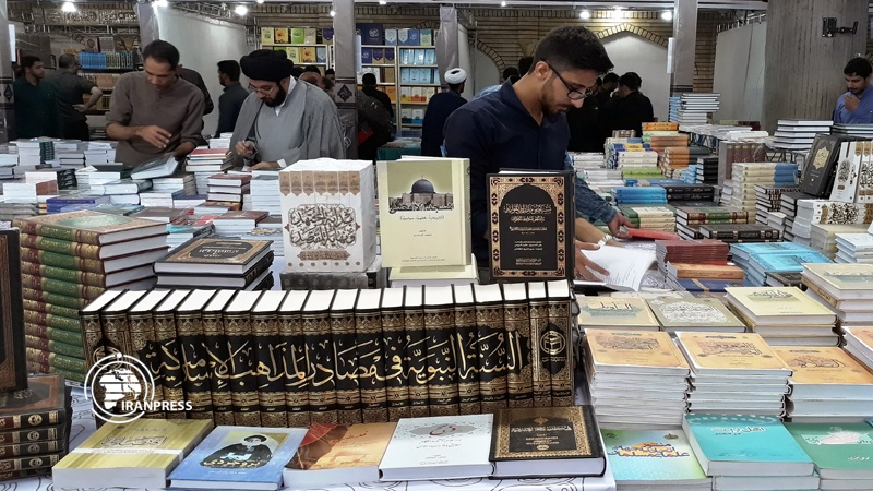 Iranpress: معرض الكتب الحوزوية في مشهد بمشاركة دور نشر أجنبية