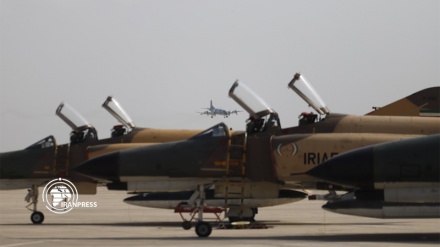 Photo: Joint Iranian fighter jets exercise above Persian Gulf 