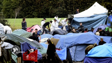 Police clear major refugee camp in northern France 